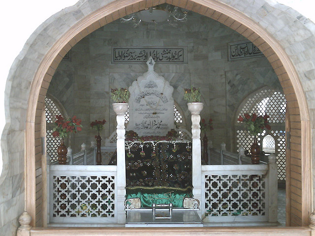 محدث اعظم پاکستان حضرت مولانا محمد سردار احمدقادری کا مزار مبارک ۲